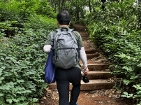 성미산 성산근린공원의 <사람 뒷모습>